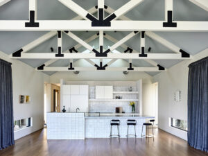 Kitchen bar with white beams on the roof