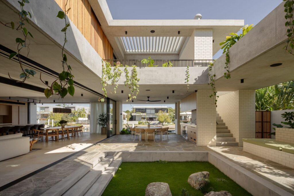 Noosa Canal front home