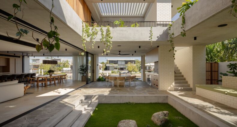 Noosa Canal front home