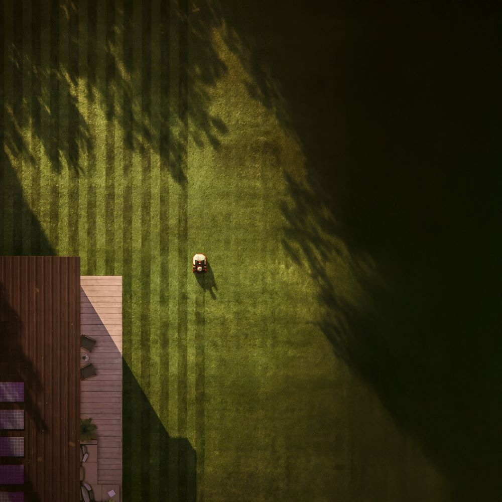 Wire-free robotic mower